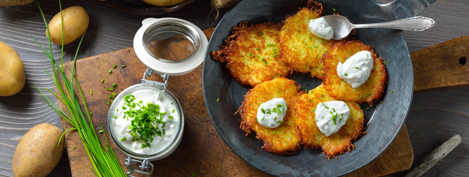 Kartoffelpuffer mit Sauerrahm-Dip und Salat cover image