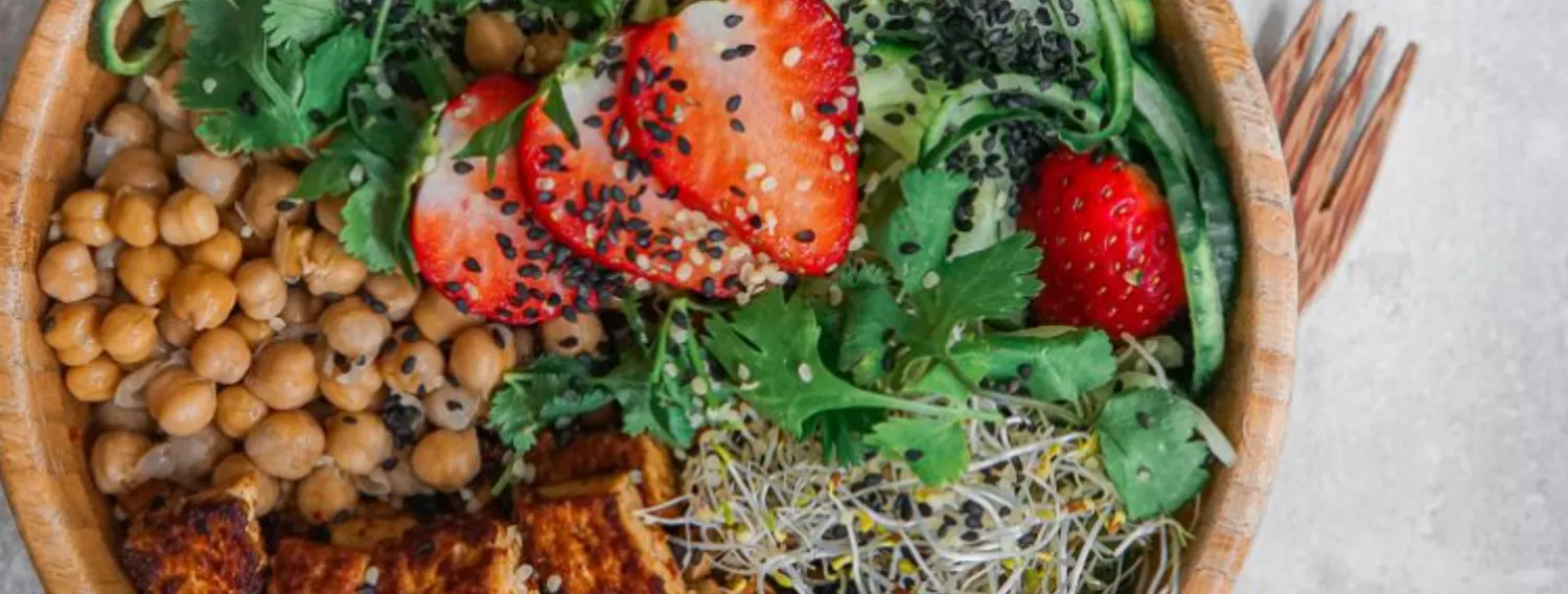 Kichererbsen Tofu Bowl mit Erdbeertopping cover image